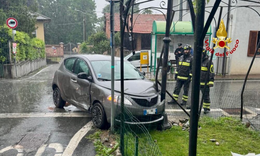 Si schianta contro un palo della luce