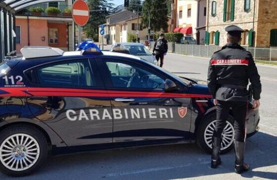 Giovane sul bus senza biglietto, rifiuta di dare i documenti: arrivano i carabinieri