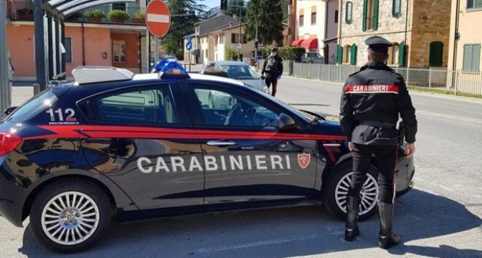 Donna in lacrime consolata dai carabinieri