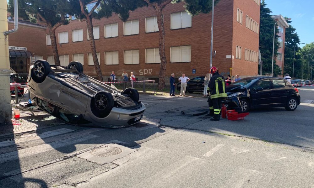 auto si ribalta in via tripoli