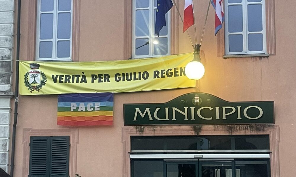 via gli striscione dalla facciata del comune