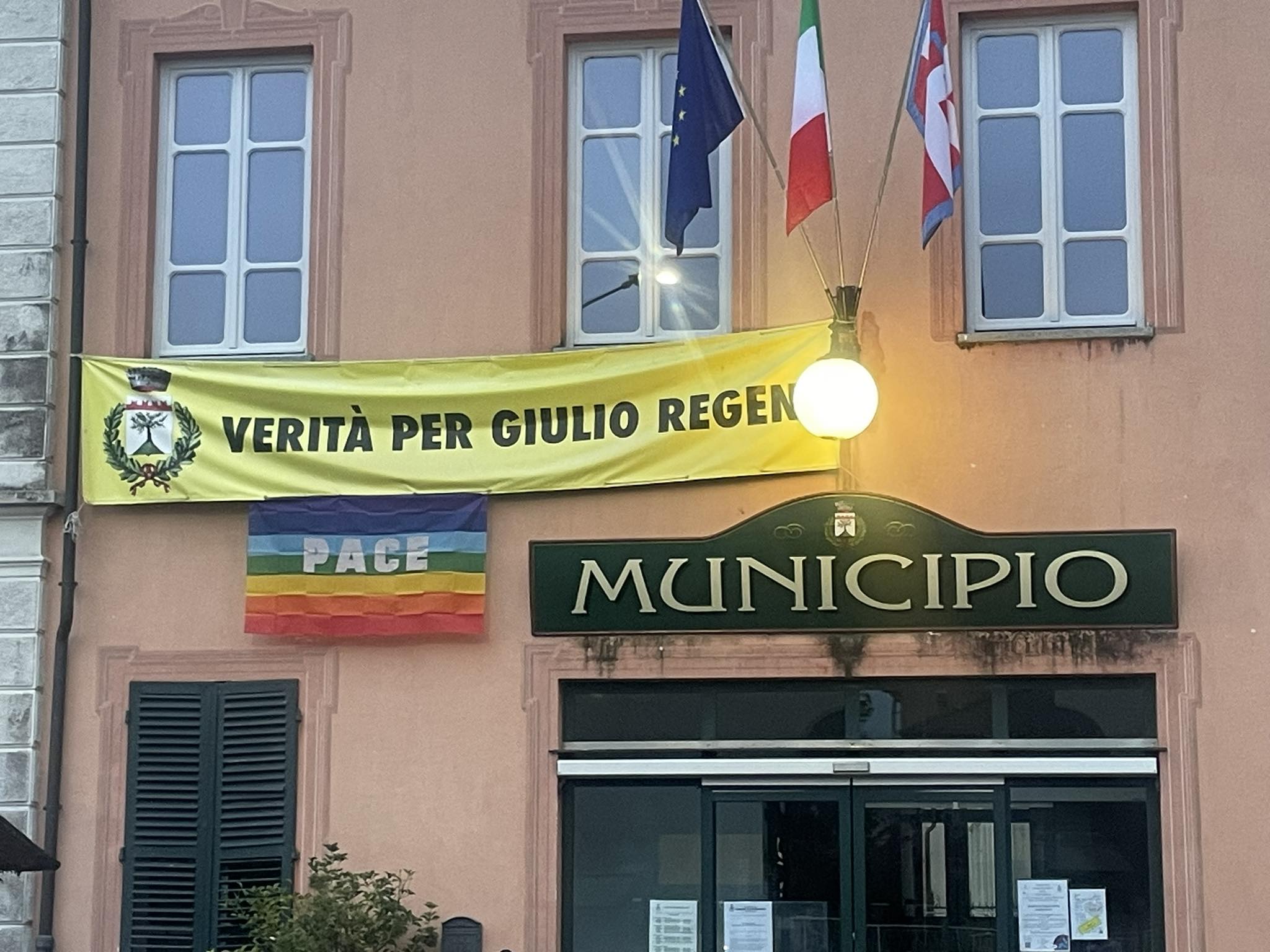 via gli striscione dalla facciata del comune