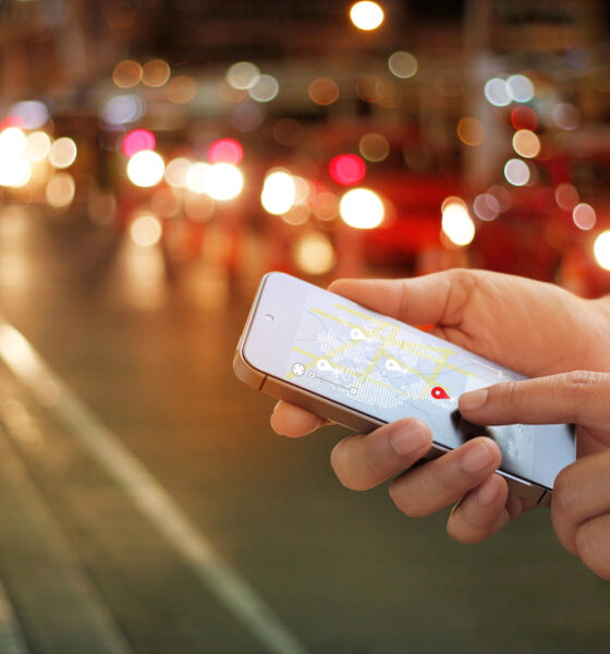 Perde il cellulare con tutta la tesi dentro, passante glielo riporta