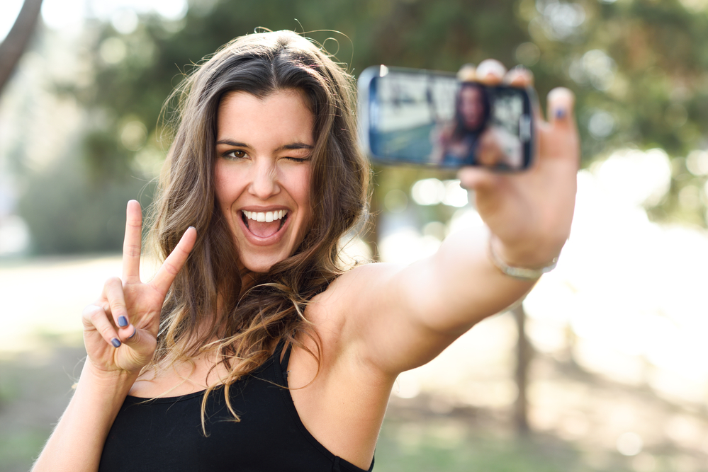 Ragazza si fa un selfie nel parco