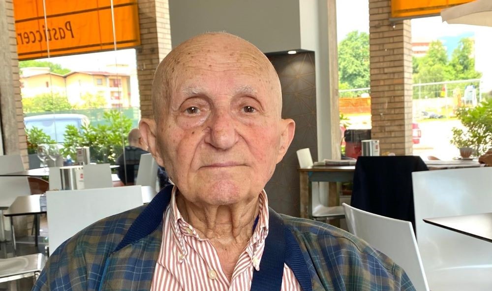 Leandro Mantillaro, 94 anni, racconta la sua esperienza nel corpo degli alpini e nel settore tessile.