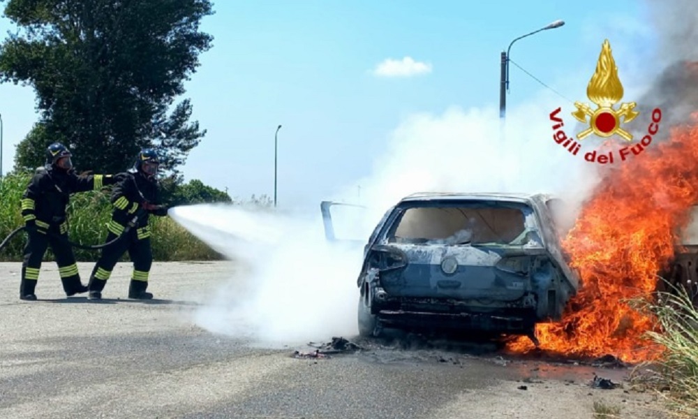 Auto in fiamme sul raccordo dell'autostrada