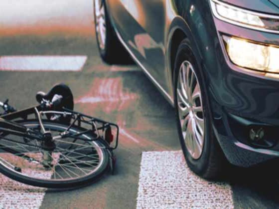 ciclista investito da un'auto