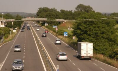 in bicicletta lungo la superstrada