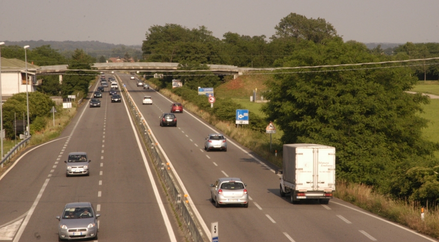 in bicicletta lungo la superstrada