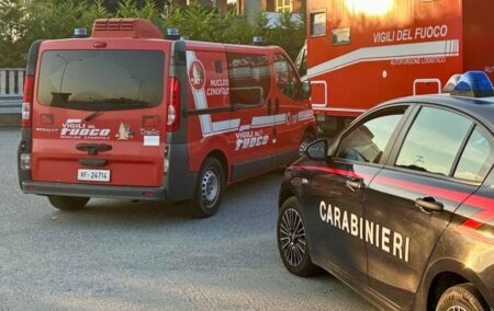 Benna, uomo nudo in balcone dà in escandescenza