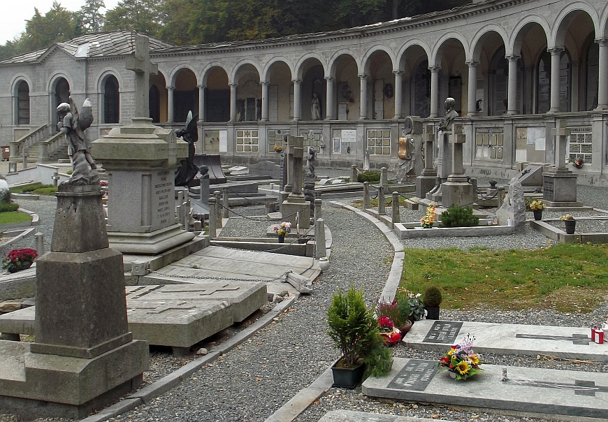 alla scoperta del cimitero di oropa