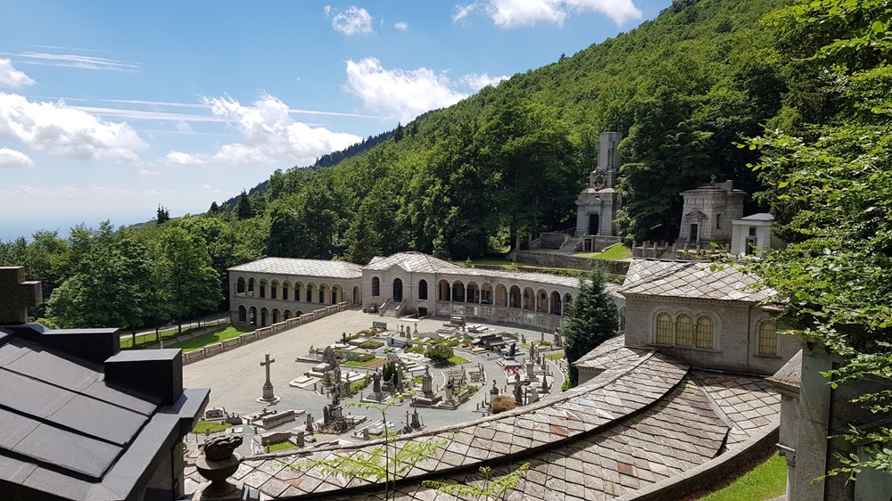 alla scoperta del cimitero di oropa