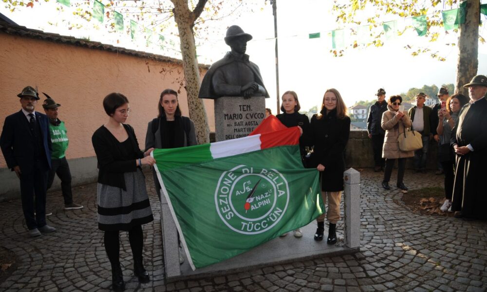 Sfregiata la statua degli alpini al Piazzo