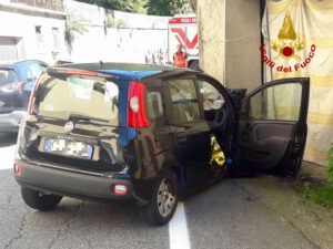 Schianto in auto contro un muro, muoiono due sorelle