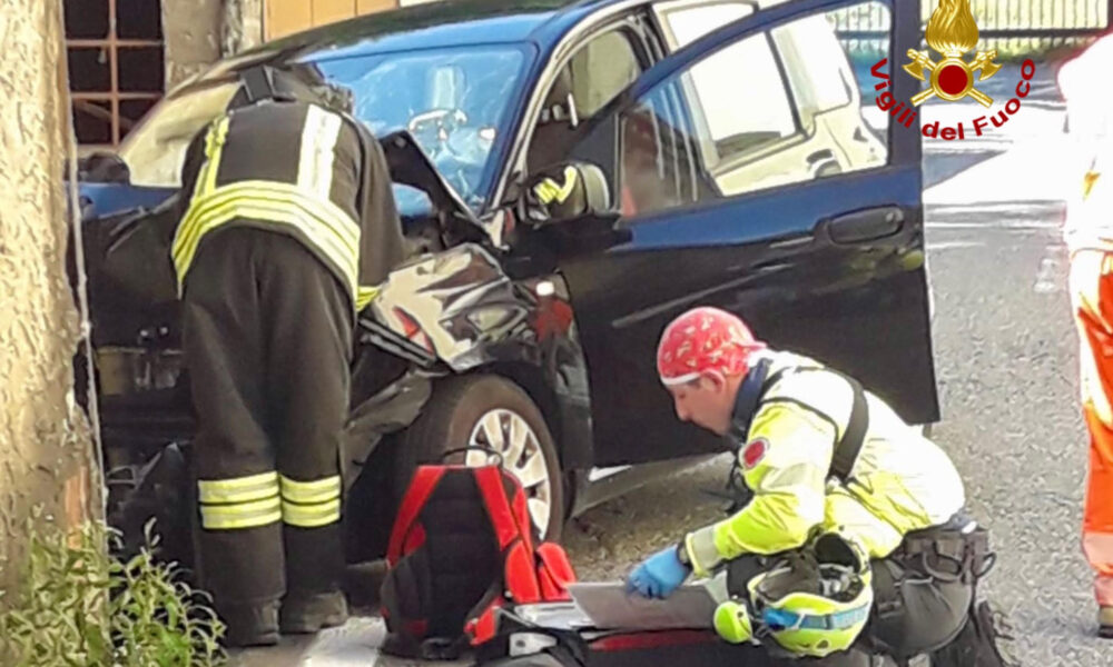 Schianto in auto contro un muro, muoiono due sorelle