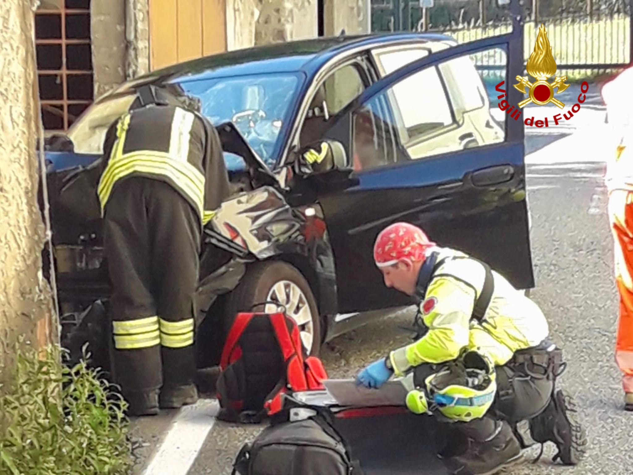 Schianto in auto contro un muro, muoiono due sorelle