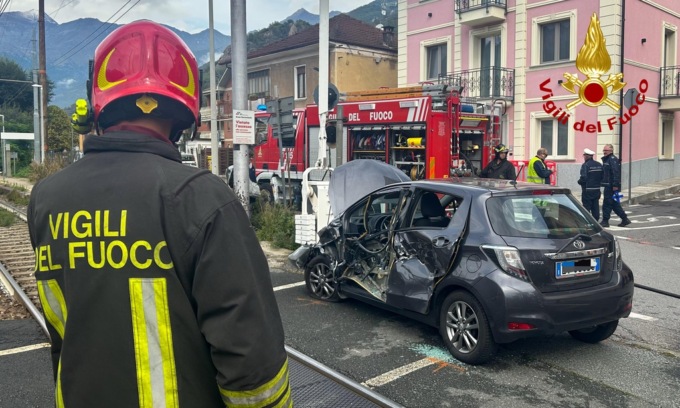 Treno travolge un'auto