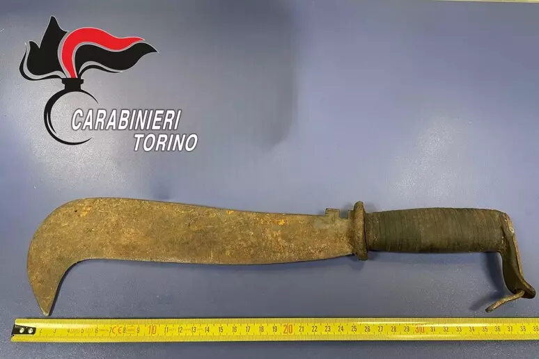 Drogato rapina un uomo con il machete