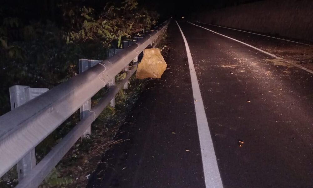 Cadono massi ciclopici sulla strada