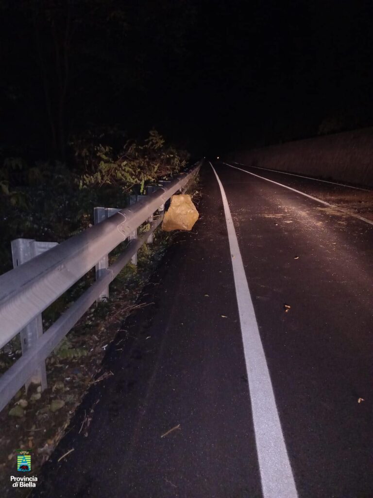 Cadono massi ciclopici sulla strada