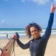 Uccisa da un pesce spada mentre fa surf