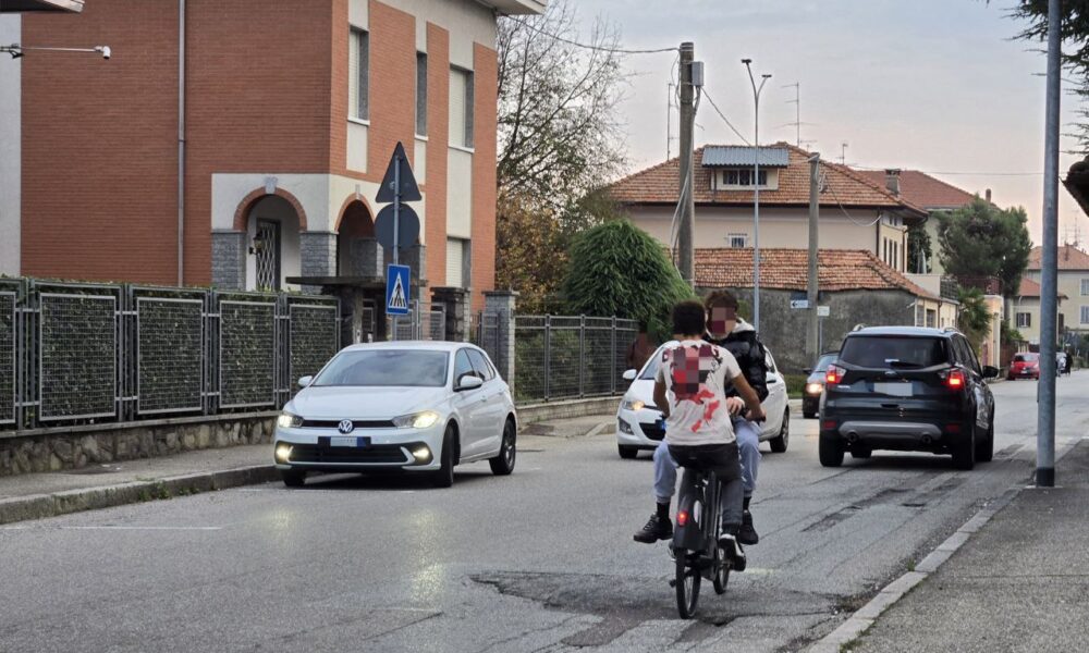 Caricano passeggeri sull'e-bike