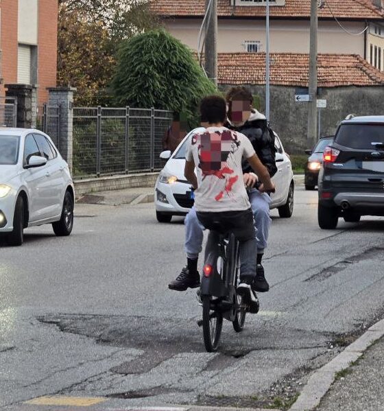 Caricano passeggeri sull'e-bike