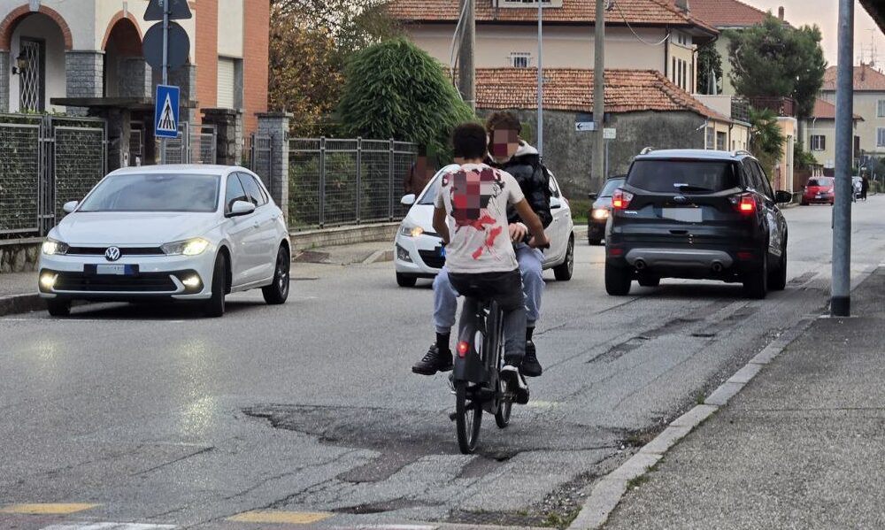 Caricano passeggeri sull'e-bike