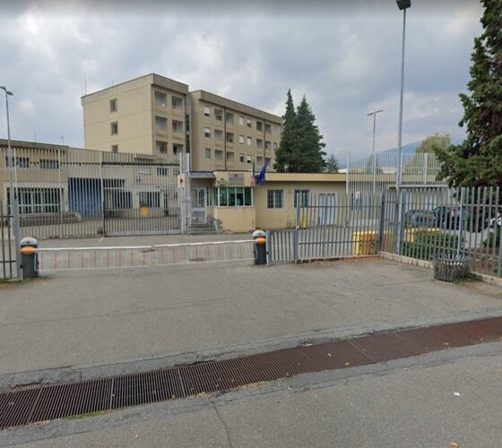 Biella, detenuto dà fuoco alla sua cella e lancia escrementi contro gli agenti