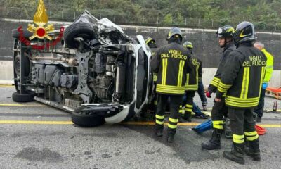 Furgone si ribalta in autostrada