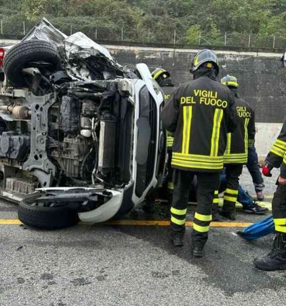 Furgone si ribalta in autostrada