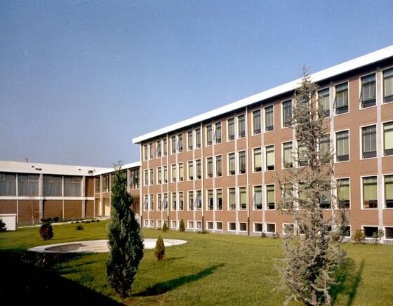 Professore accerchiato e minacciato da un gruppo di studenti. E' sputato anche un coltello, rivelatosi poi di plastica. Il grave fatto è accaduto all'istituto Gae Aulenti di Biella. 