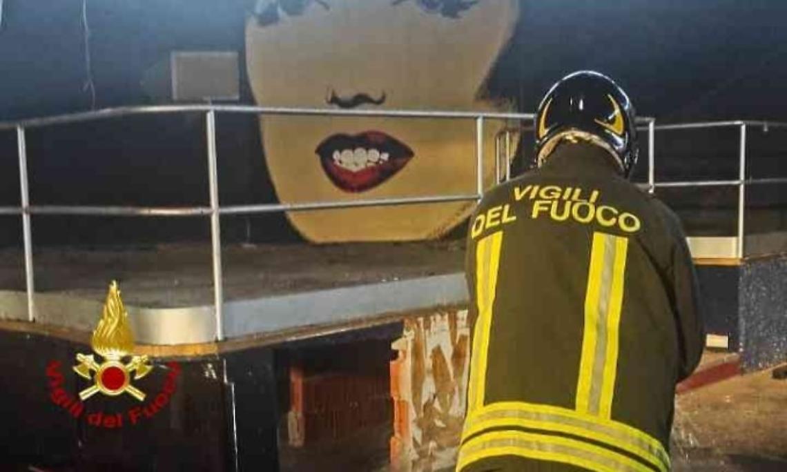 fiamme divampano nell'ex discoteca due di Cigliano