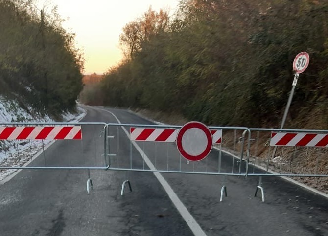 Pali pericolanti, chiusa la strada di Castelletto Cervo - FOTOGALLERY