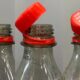 Con i tappi collegati alle bottiglie c’è più plastica