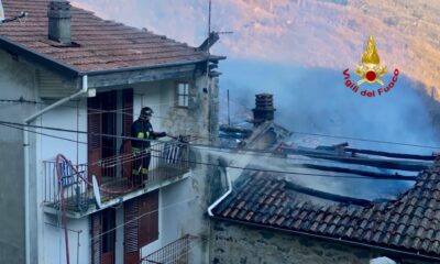 Tetto di due case in fiamme