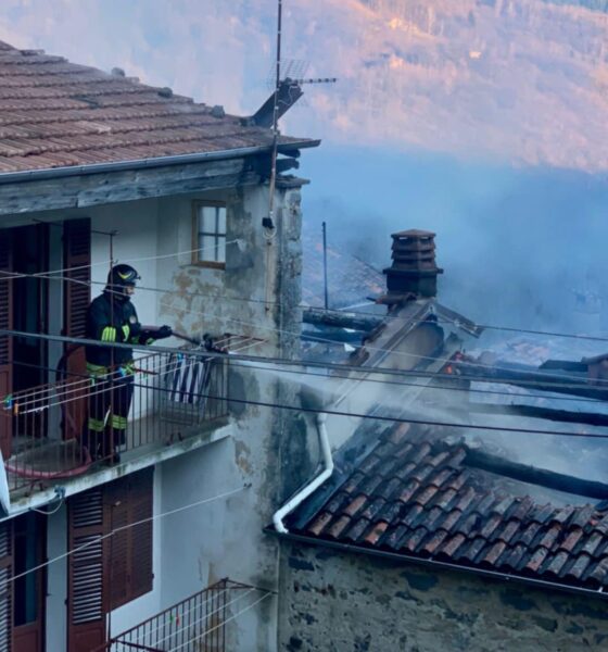 Tetto di due case in fiamme