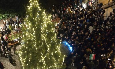 Grande pubblico per l’accensione dell’albero di Natale