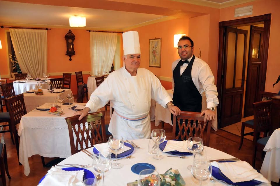 I primi 20 anni del ristorante Cà ’d Gamba. Un volto che rimarrà impresso nei ricordi di tutti, un sorriso sincero e il suo inseparabile cappello da cuoco.