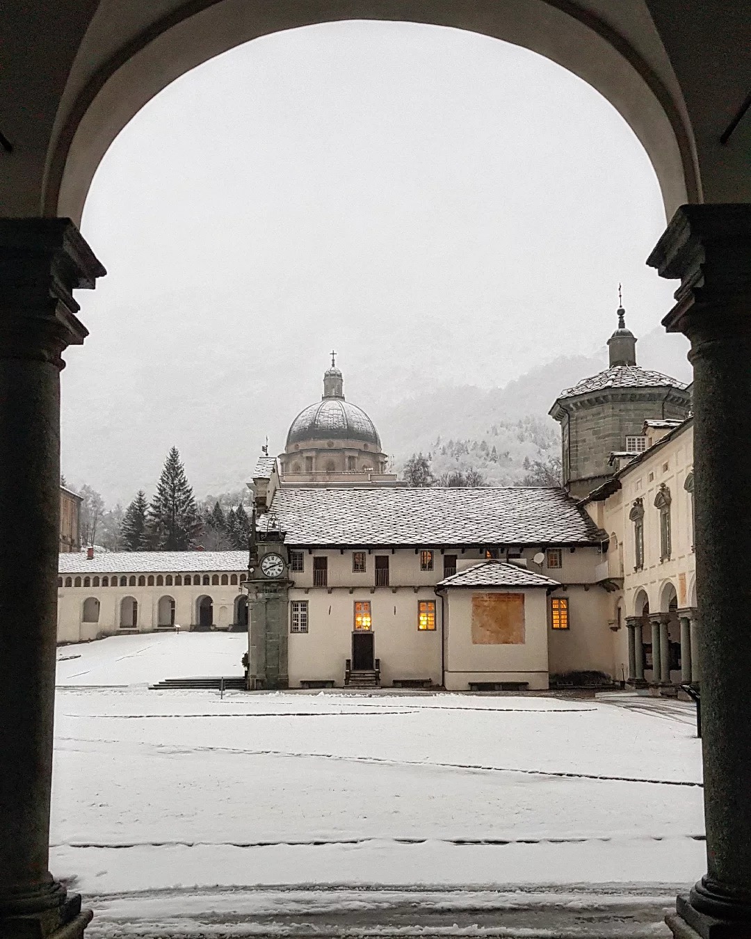 Oropa "vestita" di bianco: la settimana è iniziata sotto la neve