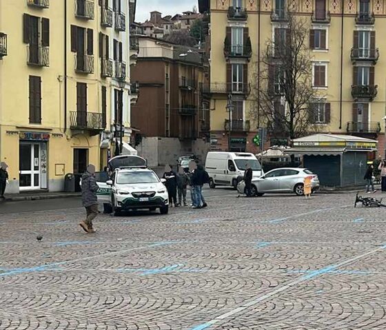 Donna urtata da un ciclista