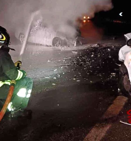 Schianto frontale, auto in fiamme dopo l’impatto. Un uomo è finito in ospedale.