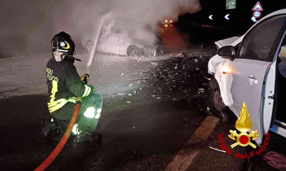 Schianto frontale, auto in fiamme dopo l’impatto. Un uomo è finito in ospedale.