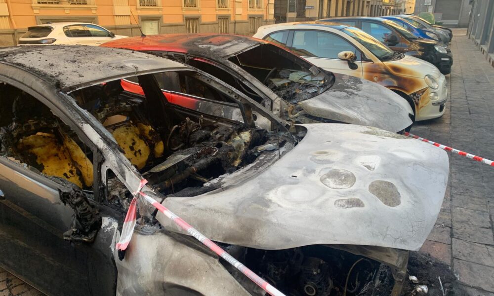 Bruciano quattro auto nel cuore di Biella - GUARDA IL VIDEO