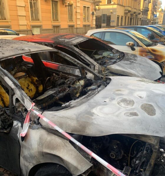 Bruciano quattro auto nel cuore di Biella - GUARDA IL VIDEO