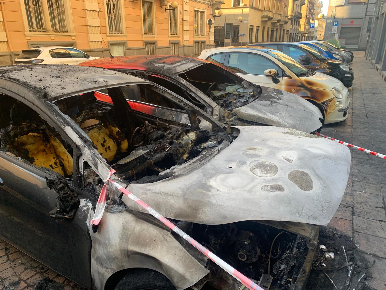 Bruciano quattro auto nel cuore di Biella - GUARDA IL VIDEO