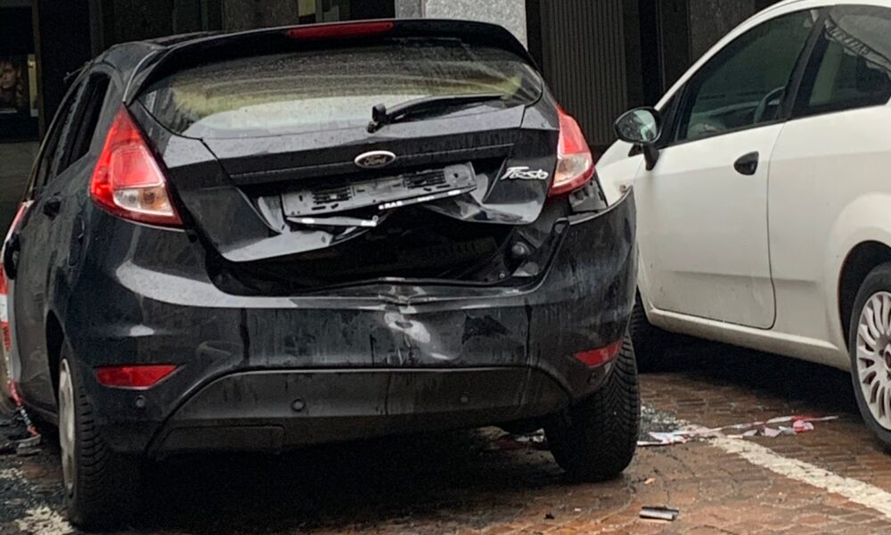 "Quell'auto è senza targa, non può stare parcheggiata in strada"