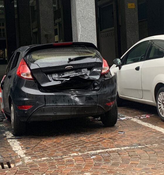 "Quell'auto è senza targa, non può stare parcheggiata in strada"