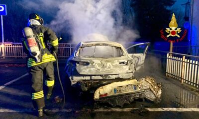 automobile avvolta dalle fiamme