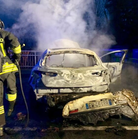 automobile avvolta dalle fiamme